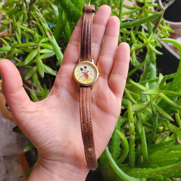 *RARE* Vintage Disney Lorus Mickey Mouse Genuine Leather Quartz Watch - Picture 10 of 12